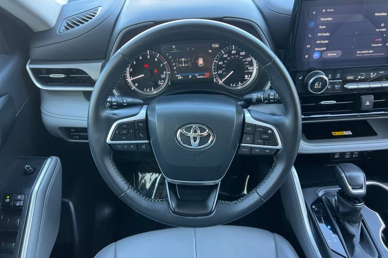 Toyota Highlander Vehicle Full-screen Gallery Image 14