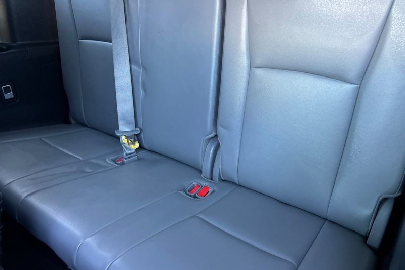 Toyota Highlander Vehicle Full-screen Gallery Image 15
