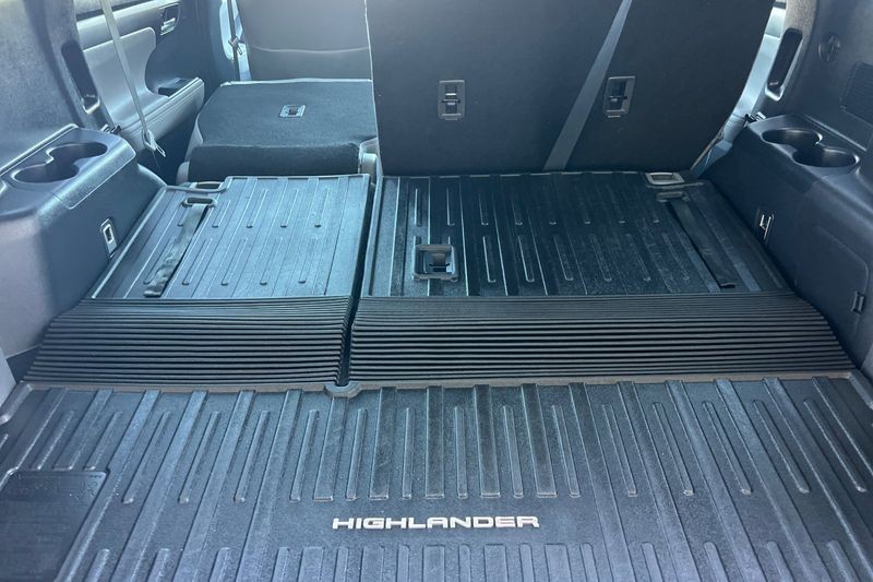 Toyota Highlander Vehicle Full-screen Gallery Image 16