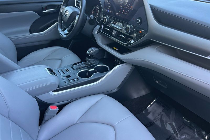 Toyota Highlander Vehicle Full-screen Gallery Image 17