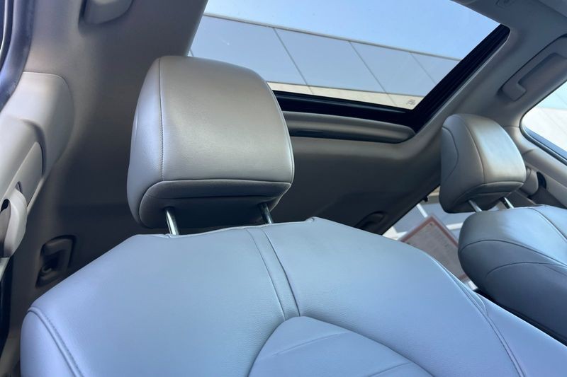 Toyota Highlander Vehicle Full-screen Gallery Image 18