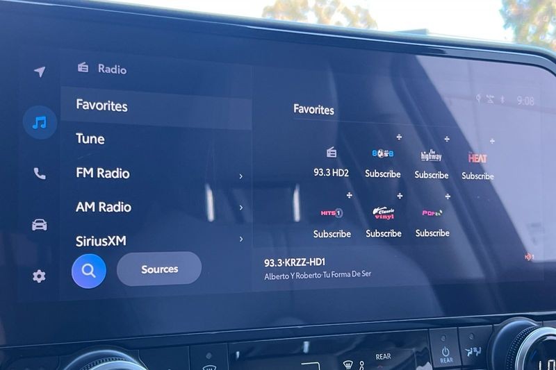 Toyota Highlander Vehicle Full-screen Gallery Image 19