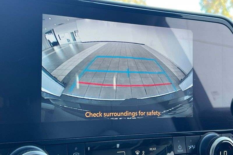 Toyota Highlander Vehicle Full-screen Gallery Image 20