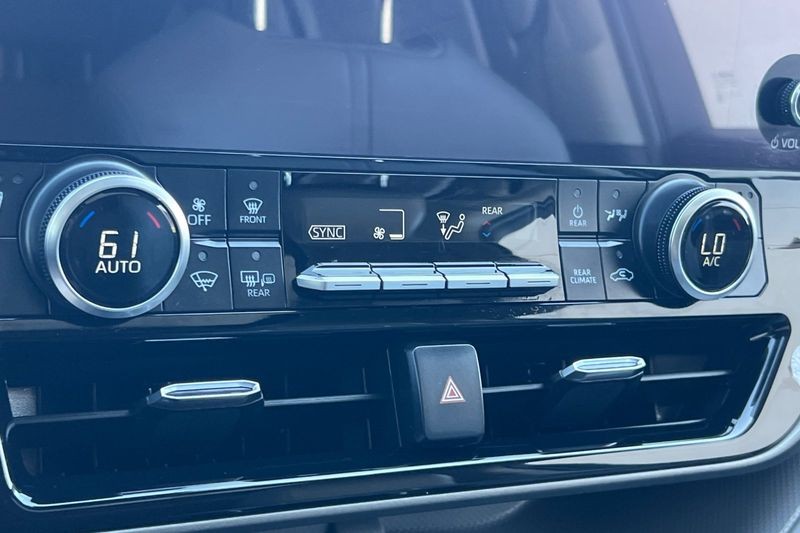 Toyota Highlander Vehicle Full-screen Gallery Image 21