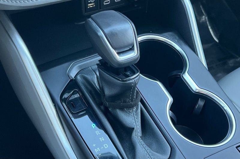 Toyota Highlander Vehicle Full-screen Gallery Image 22