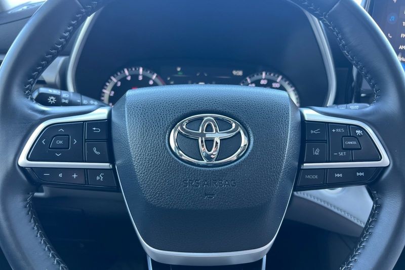 Toyota Highlander Vehicle Full-screen Gallery Image 24