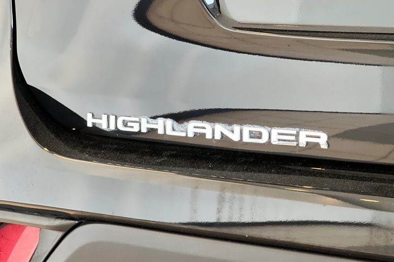 Toyota Highlander Vehicle Full-screen Gallery Image 28