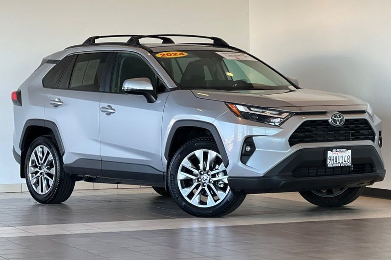 Toyota RAV4 Vehicle Full-screen Gallery Image 02