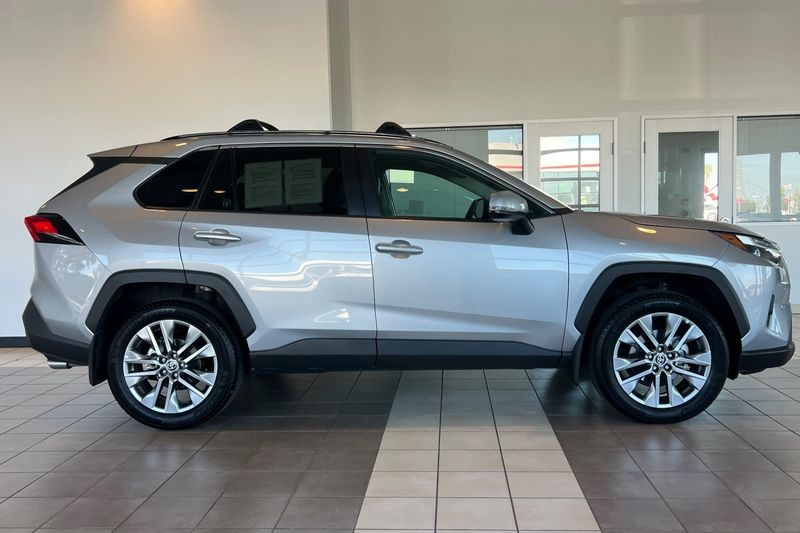 Toyota RAV4 Vehicle Full-screen Gallery Image 03