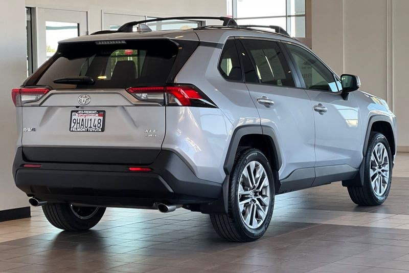 Toyota RAV4 Vehicle Full-screen Gallery Image 04