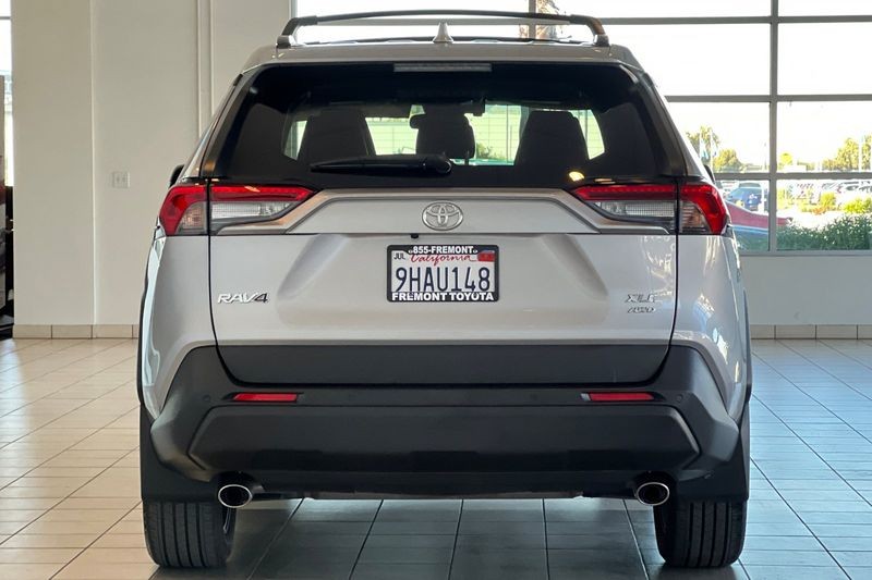 Toyota RAV4 Vehicle Full-screen Gallery Image 05