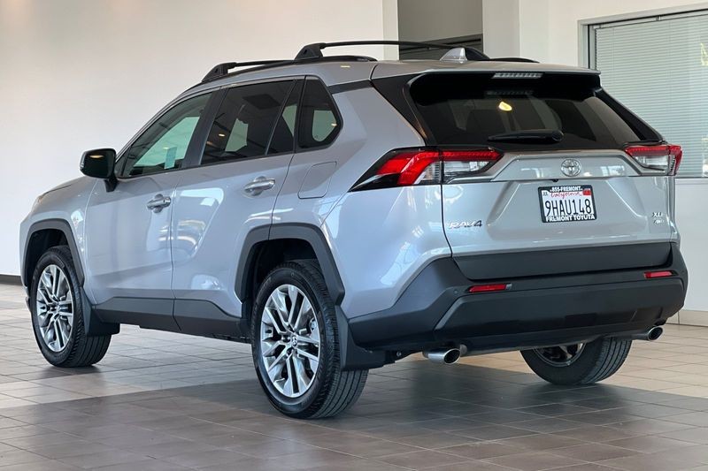 Toyota RAV4 Vehicle Full-screen Gallery Image 06