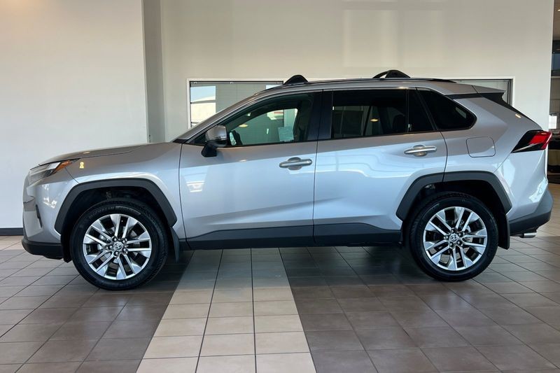 Toyota RAV4 Vehicle Full-screen Gallery Image 07