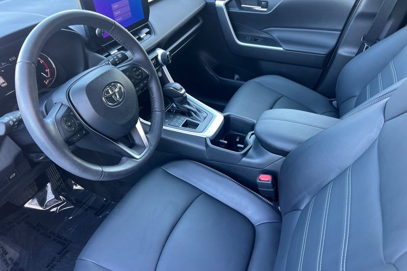 Toyota RAV4 Vehicle Full-screen Gallery Image 10