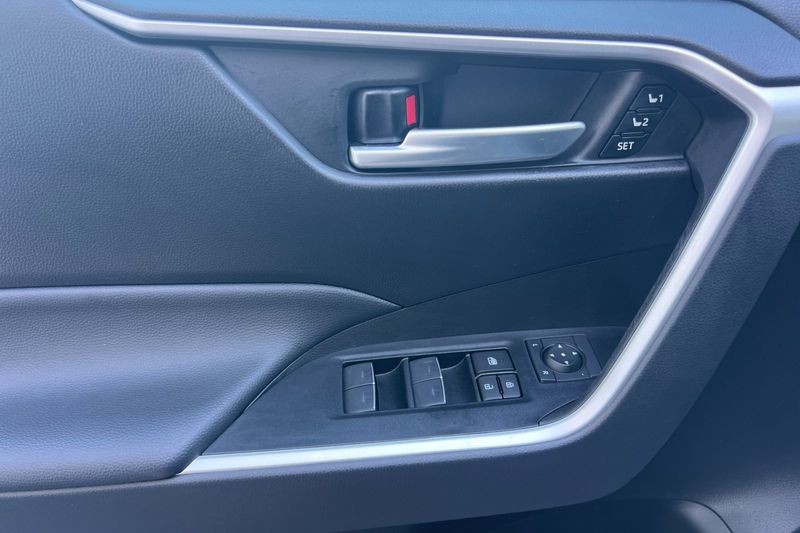 Toyota RAV4 Vehicle Full-screen Gallery Image 11