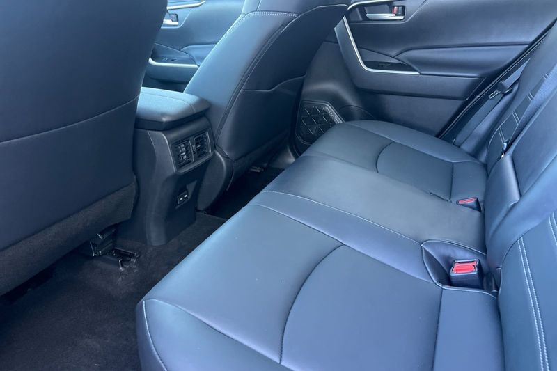 Toyota RAV4 Vehicle Full-screen Gallery Image 12