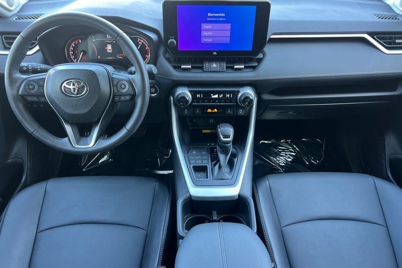 Toyota RAV4 Vehicle Full-screen Gallery Image 13