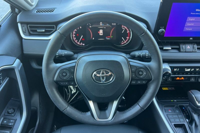 Toyota RAV4 Vehicle Full-screen Gallery Image 14