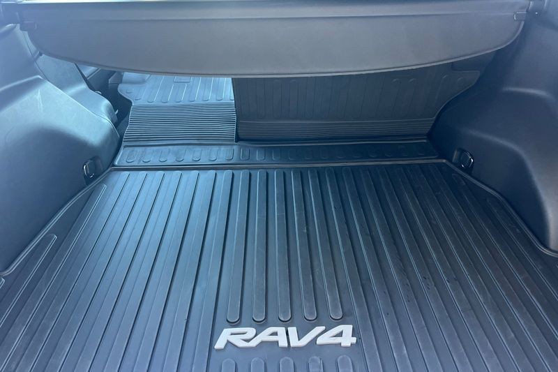 Toyota RAV4 Vehicle Full-screen Gallery Image 15