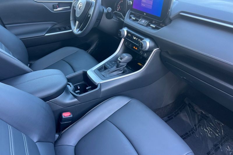 Toyota RAV4 Vehicle Full-screen Gallery Image 16