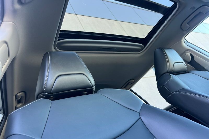 Toyota RAV4 Vehicle Full-screen Gallery Image 17