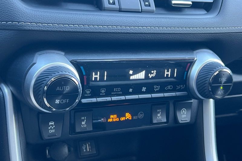 Toyota RAV4 Vehicle Full-screen Gallery Image 20