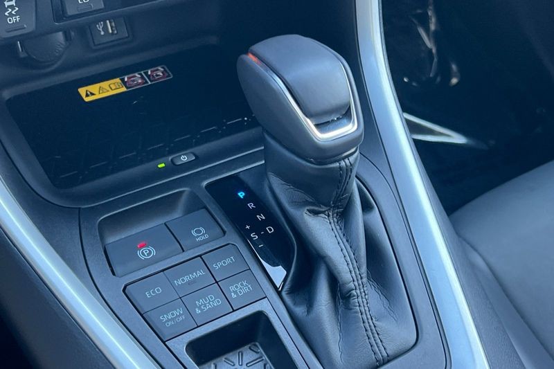 Toyota RAV4 Vehicle Full-screen Gallery Image 21