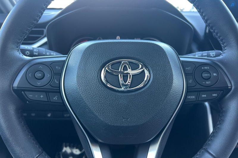 Toyota RAV4 Vehicle Full-screen Gallery Image 23