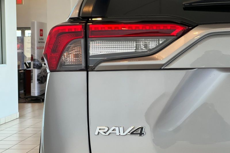 Toyota RAV4 Vehicle Full-screen Gallery Image 27