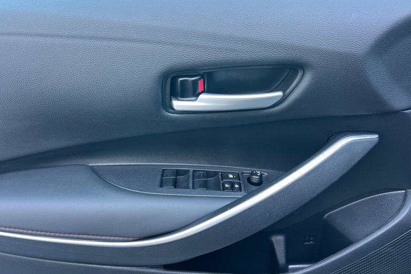 Toyota Corolla Vehicle Full-screen Gallery Image 11