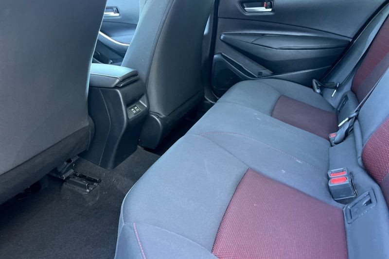 Toyota Corolla Vehicle Full-screen Gallery Image 12