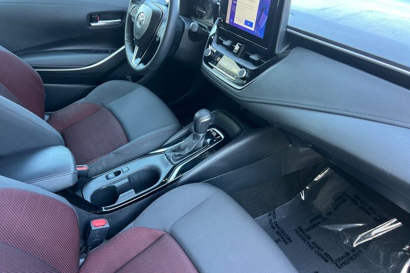 Toyota Corolla Vehicle Full-screen Gallery Image 15