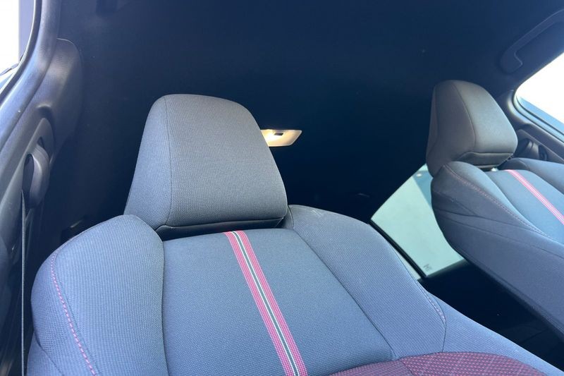 Toyota Corolla Vehicle Full-screen Gallery Image 16