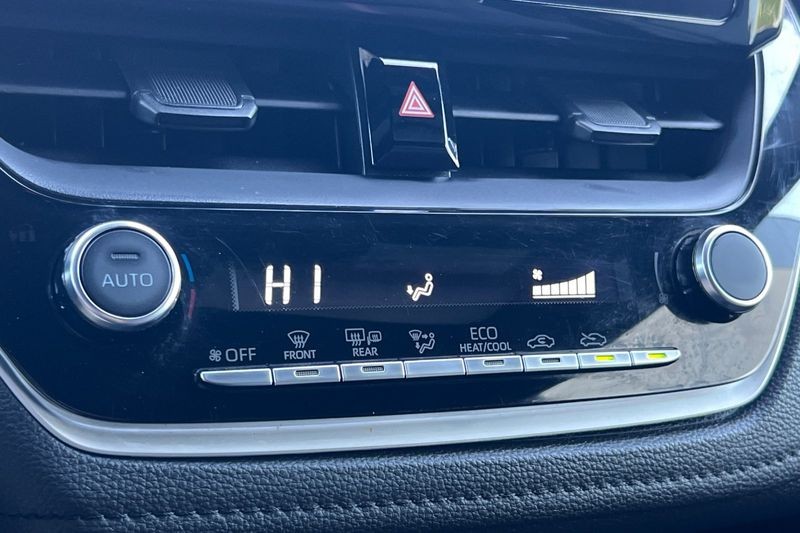 Toyota Corolla Vehicle Full-screen Gallery Image 19