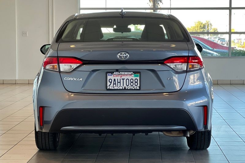 Toyota Corolla Vehicle Full-screen Gallery Image 05