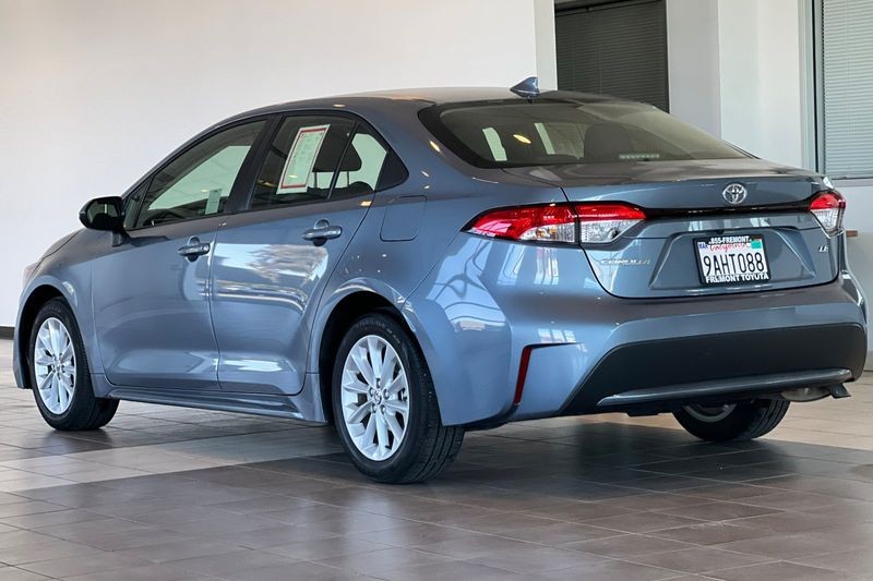 Toyota Corolla Vehicle Full-screen Gallery Image 06