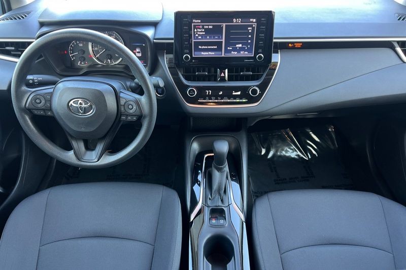 Toyota Corolla Vehicle Full-screen Gallery Image 13