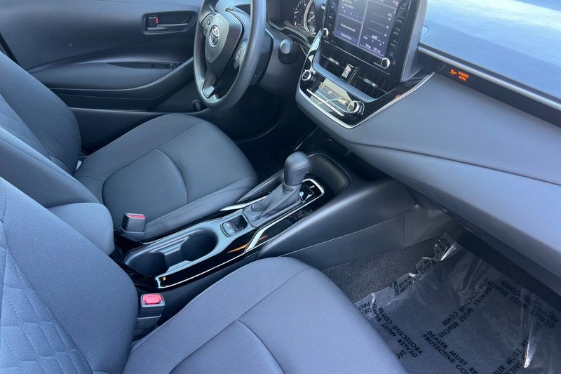 Toyota Corolla Vehicle Full-screen Gallery Image 15