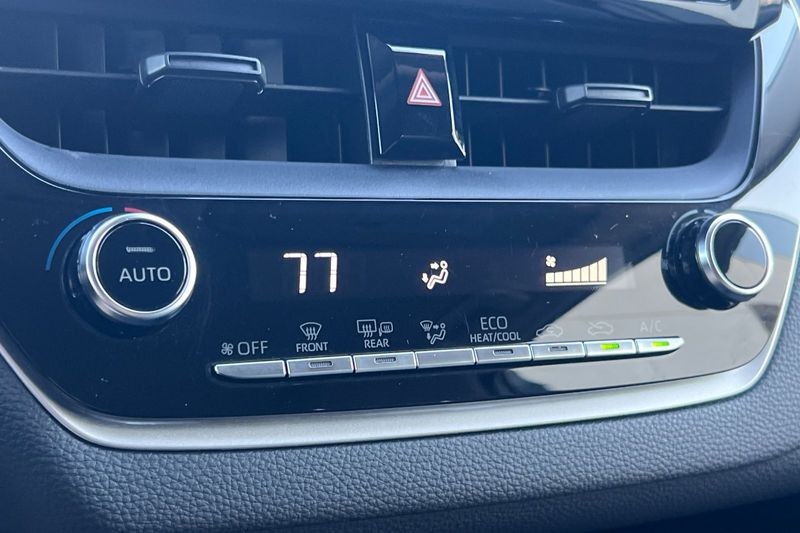 Toyota Corolla Vehicle Full-screen Gallery Image 19