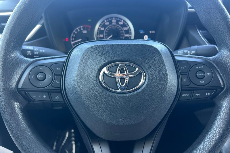 Toyota Corolla Vehicle Full-screen Gallery Image 22