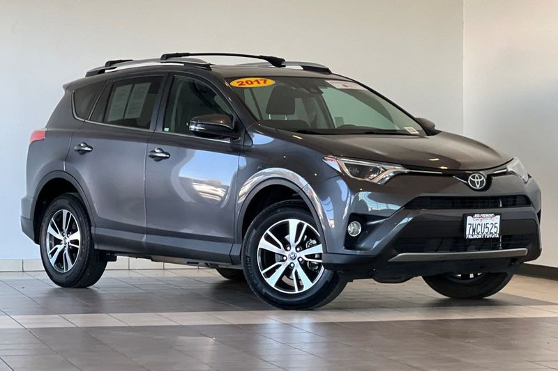 Toyota RAV4 Vehicle Full-screen Gallery Image 02