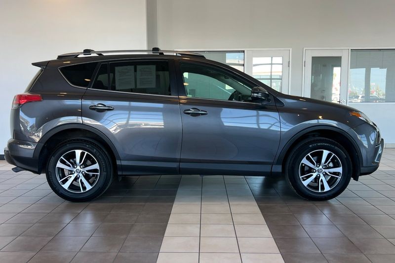 Toyota RAV4 Vehicle Full-screen Gallery Image 03