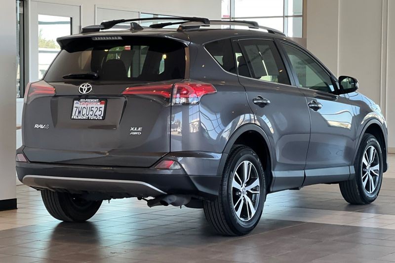 Toyota RAV4 Vehicle Full-screen Gallery Image 04