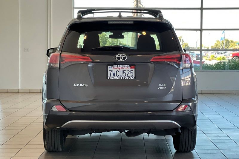 Toyota RAV4 Vehicle Full-screen Gallery Image 05