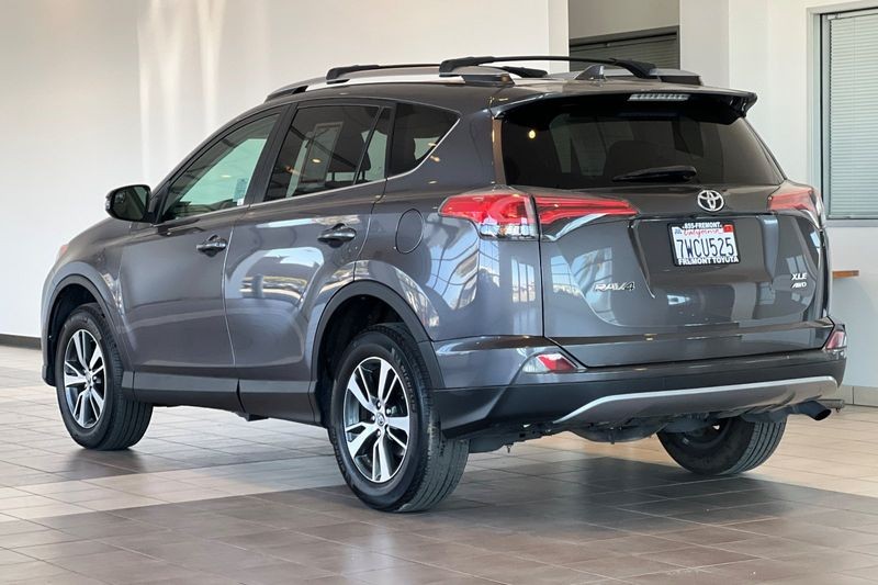 Toyota RAV4 Vehicle Full-screen Gallery Image 06