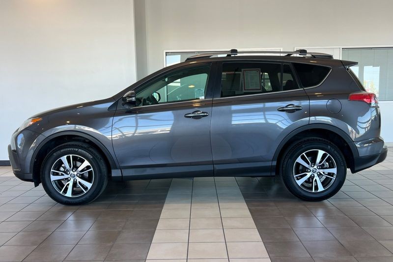 Toyota RAV4 Vehicle Full-screen Gallery Image 07