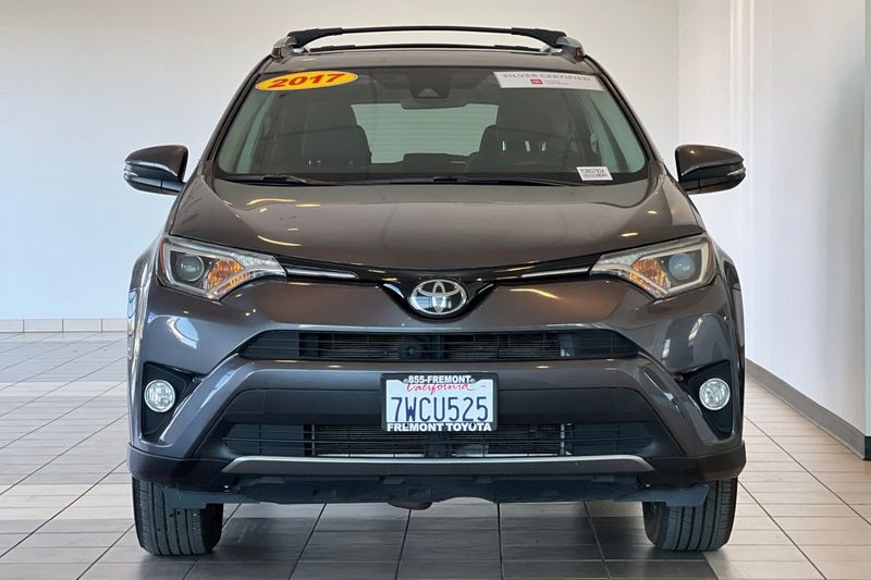 Toyota RAV4 Vehicle Full-screen Gallery Image 09