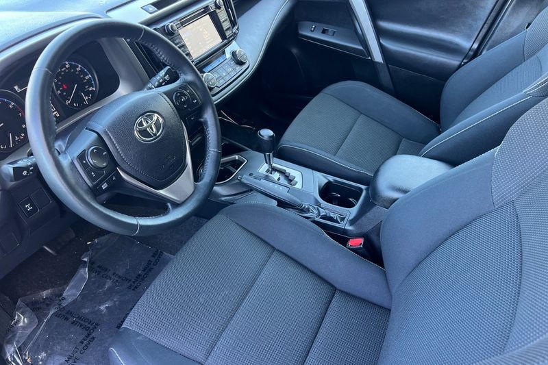 Toyota RAV4 Vehicle Full-screen Gallery Image 10