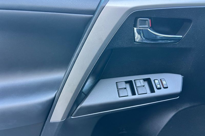 Toyota RAV4 Vehicle Full-screen Gallery Image 11