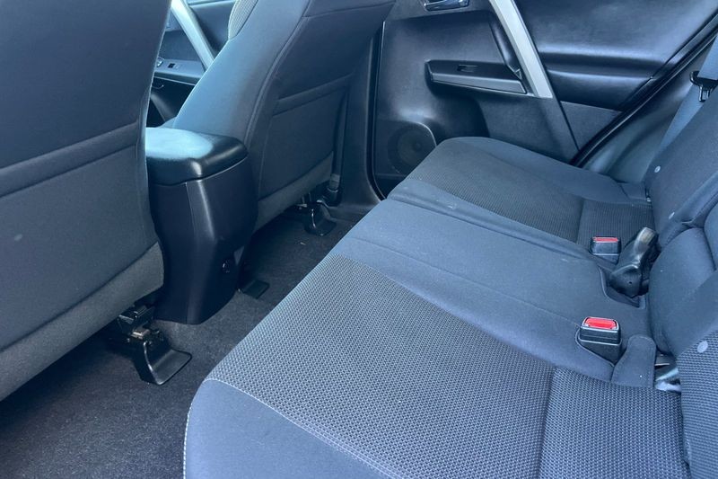 Toyota RAV4 Vehicle Full-screen Gallery Image 12